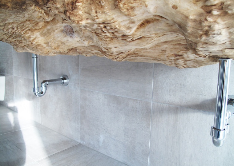 Baumstamm Badezimmer