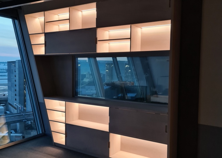 Regal mit Schiebetüren