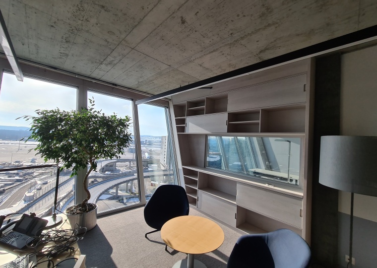 Regal mit Schiebetüren