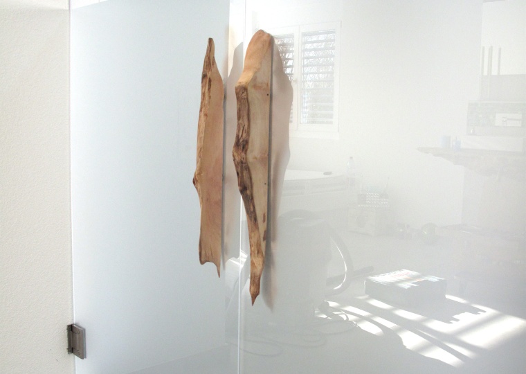 Glastür mit Holzgriff