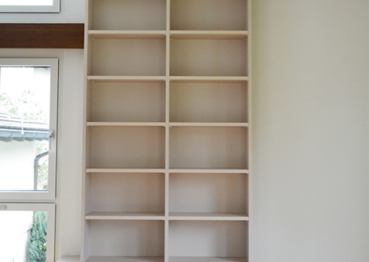 Bücherregal mit Schubladen