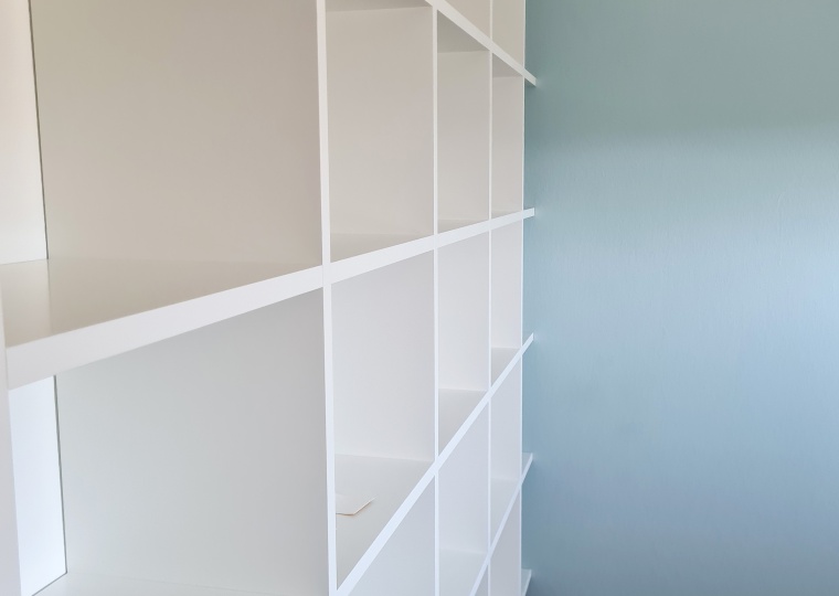 Einbauregal in Nische