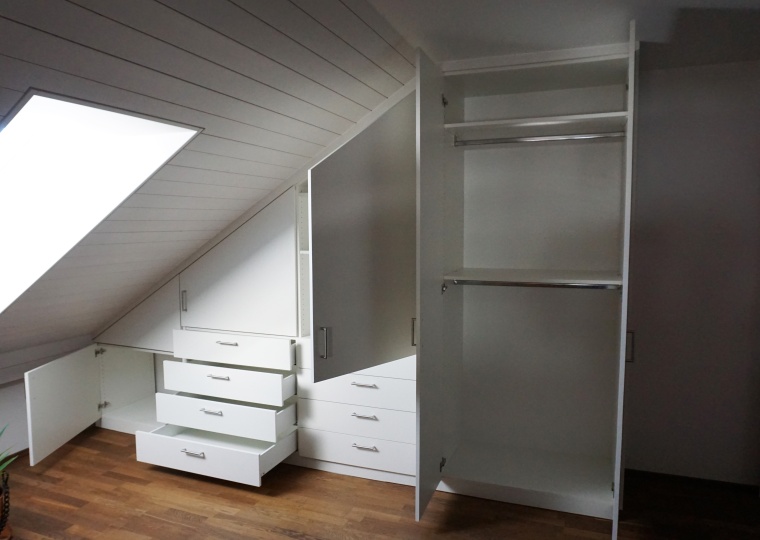 Schrank in Dachschräge 1