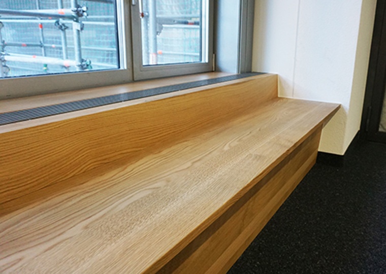 Eichenbänke in Nische