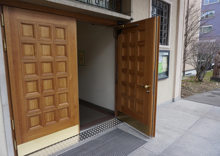 Tür mit Öffnungsautomatik